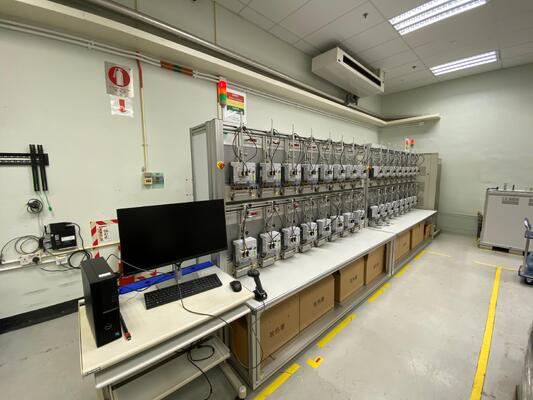 Dobra cena. YC1893D Trójfazowy system badawczy inteligentnego licznika z 32 pozycjami 160A Prąd wyjściowy i dokładność klasy 0,02 w Internecie